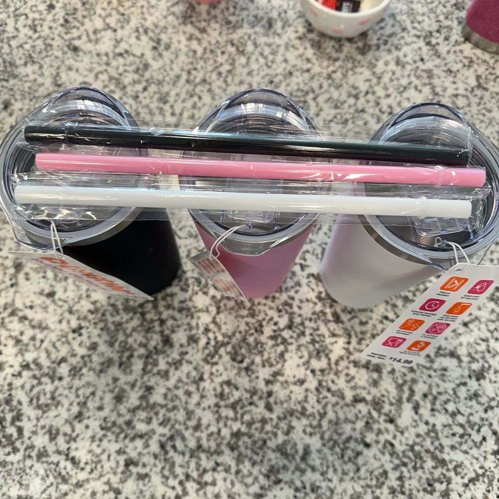 Set of Three Tumblers with Straws
#Dunkin #Dunkintumblers